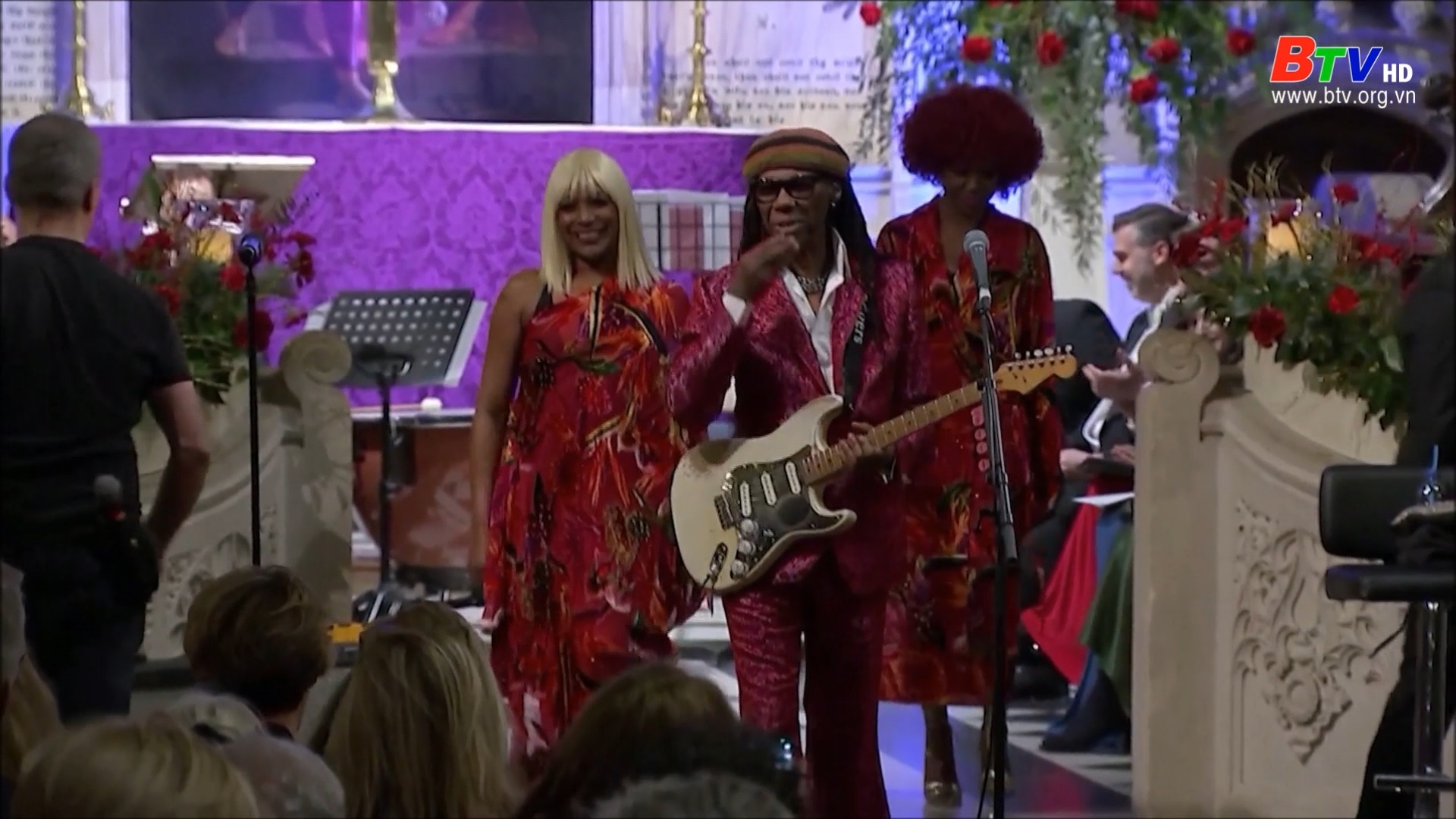 Ban nhạc Chic biểu diễn tại chương trình giáng sinh của Nordoff Robbins
